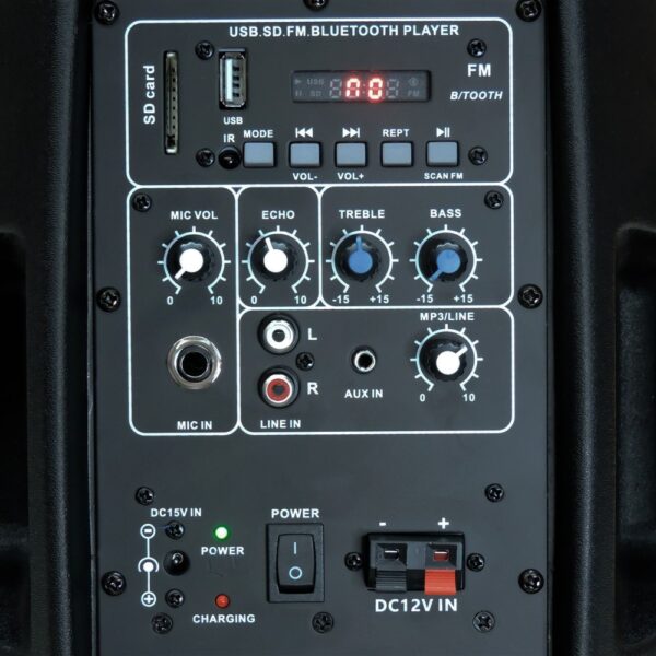 Imagen Trasera de la cabina recargable Bat15 de PA Pro Audio, se ven sus conexiones y control de volumen de micrófono y linea en RCA, Mini Plug TRS de 3.5mm, color blanco de su perilla, El control de ecualización de brillos y bajos en color azul de su perilla, control de volumen del efecto eco en color blanco, y el modulo USB, Con sus respectivos botones de navegación: Mode, Atrás, Adelante, Repeat, Pausa y al costado izquierdo del modulo los puertos USB Y SD.