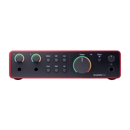 Interfaz de audio Focusrite Scarlett 2i2 4th Gen roja con perillas iluminadas y puerto USB-C en AVI Play.